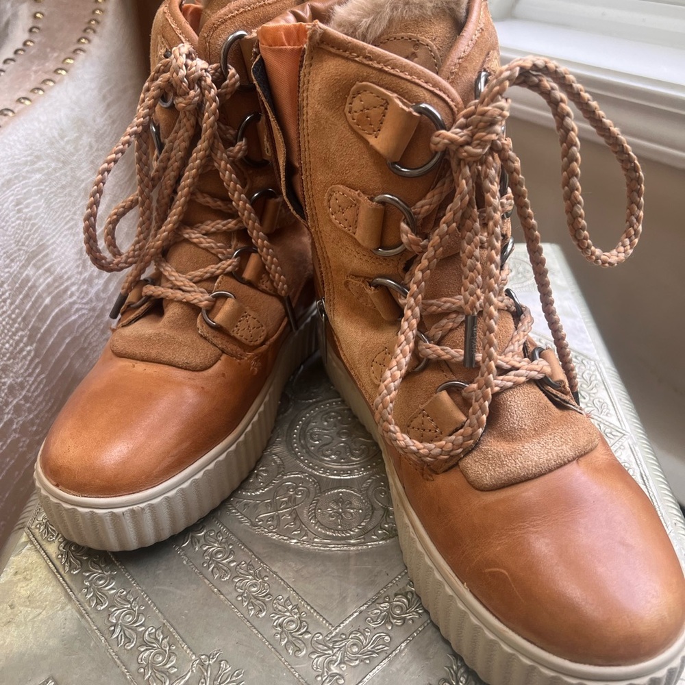 Virtually New Pajar Tan Leather Women's Boots.
. - Picture 2 of 9